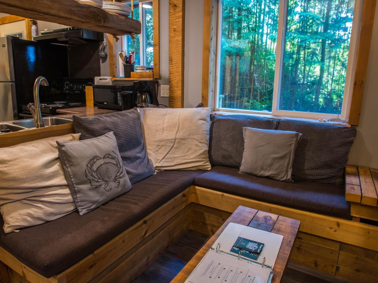 Surfs Inn Rainforest Cottages Ucluelet Exterior photo