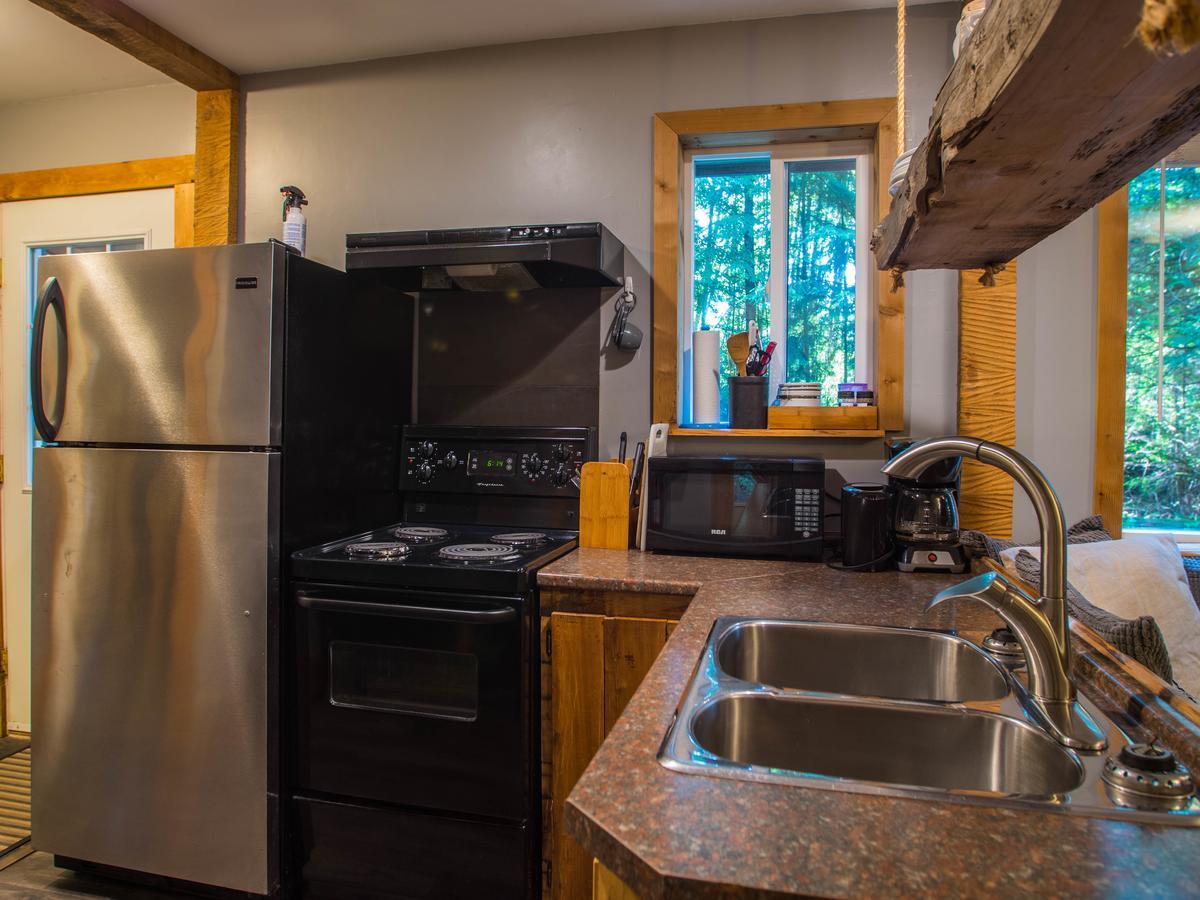 Surfs Inn Rainforest Cottages Ucluelet Exterior photo