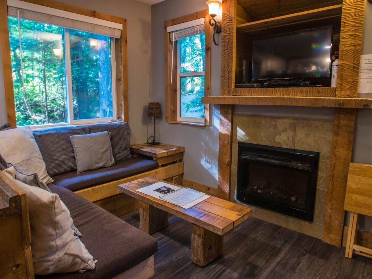 Surfs Inn Rainforest Cottages Ucluelet Exterior photo