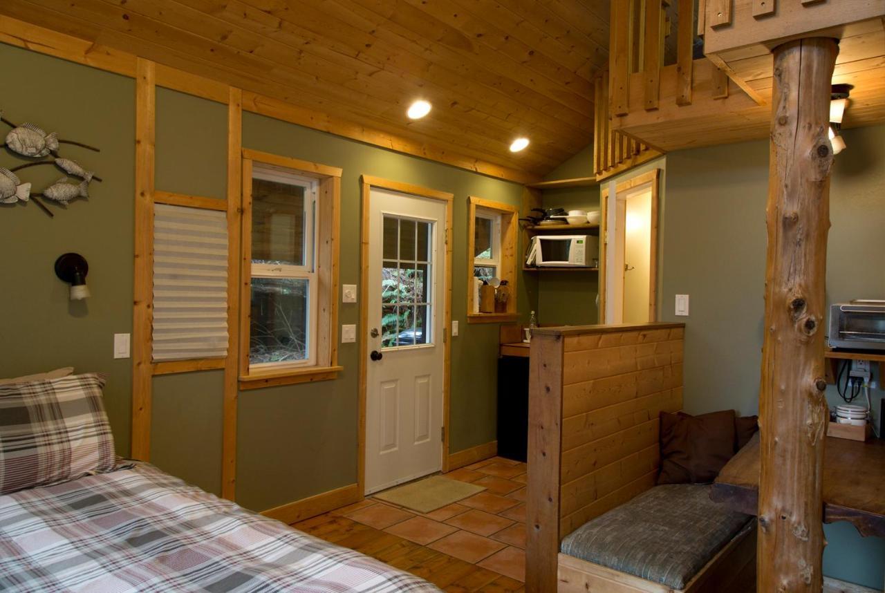Surfs Inn Rainforest Cottages Ucluelet Exterior photo