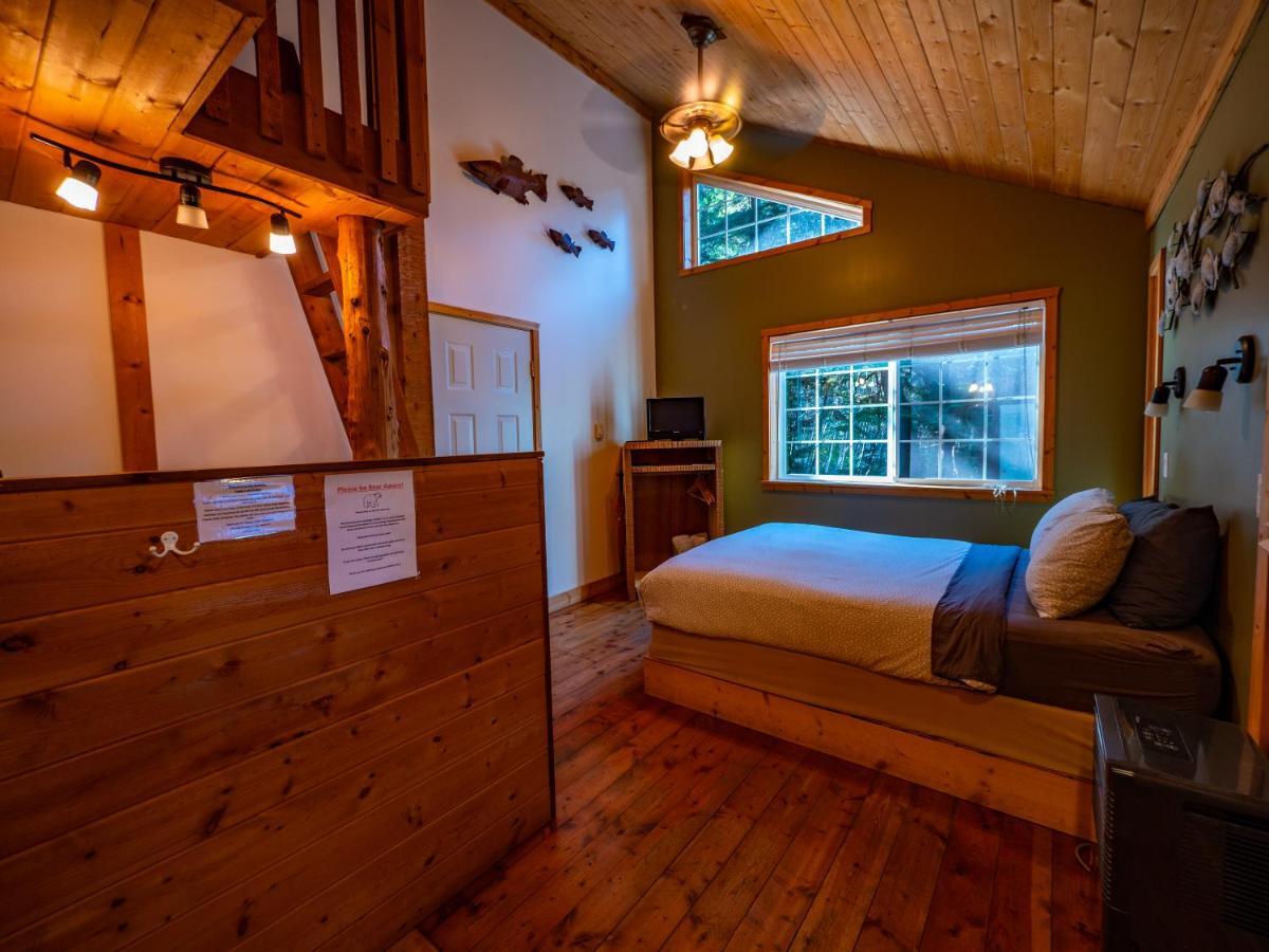 Surfs Inn Rainforest Cottages Ucluelet Exterior photo