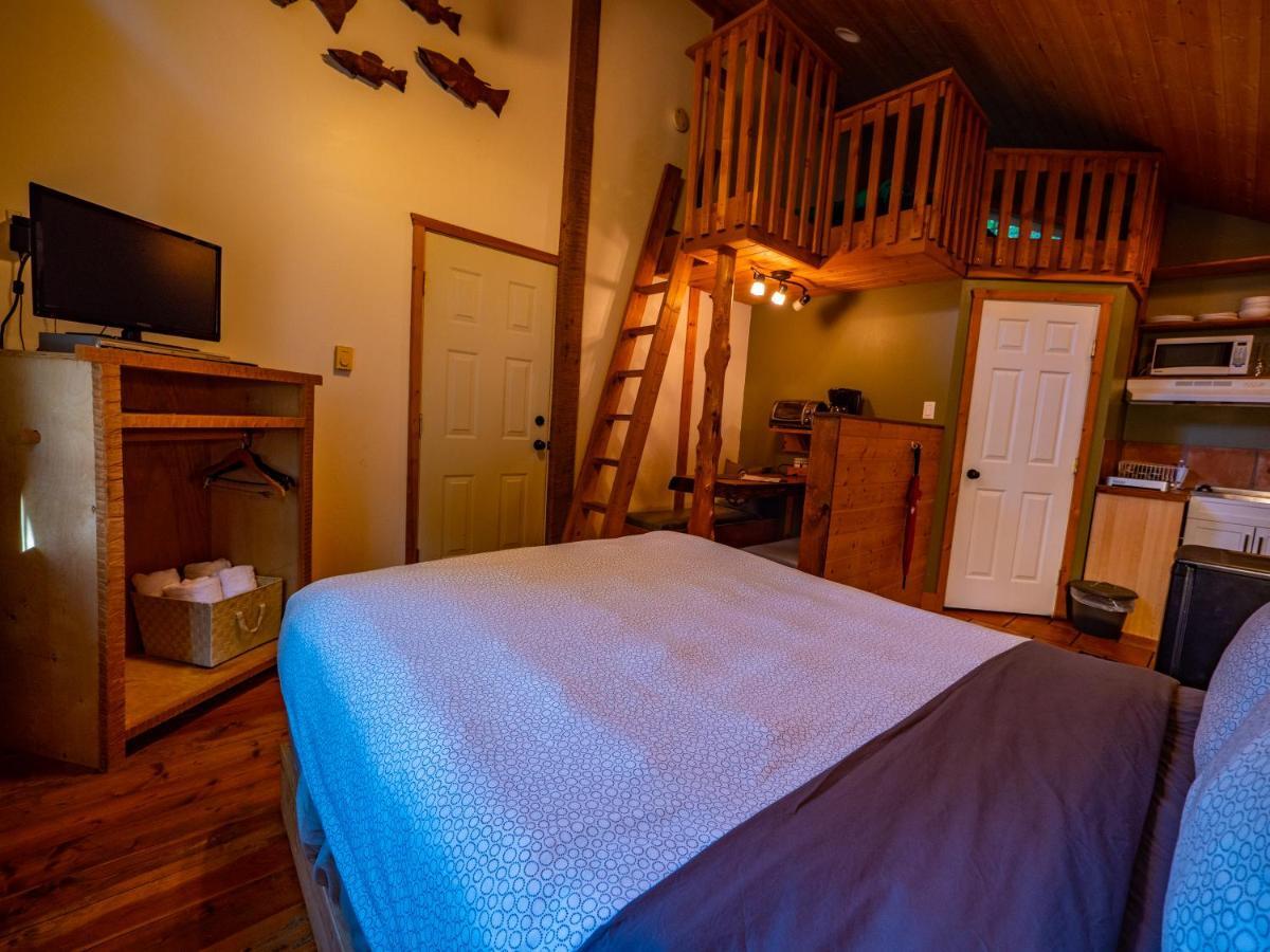Surfs Inn Rainforest Cottages Ucluelet Exterior photo