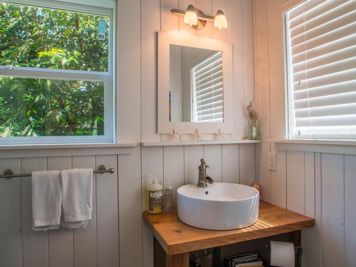 Surfs Inn Rainforest Cottages Ucluelet Exterior photo